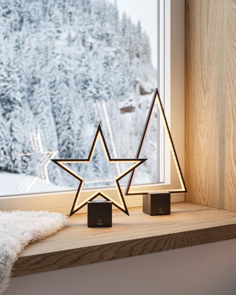 Stern und Tannenbaum Lampe auf der Fensterbank 